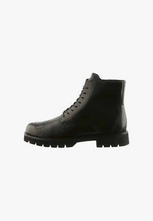 Zwarte leren enkelboots met een ronde neus, vetersluiting, brogue-details op de neus en een robuuste zool voor grip.