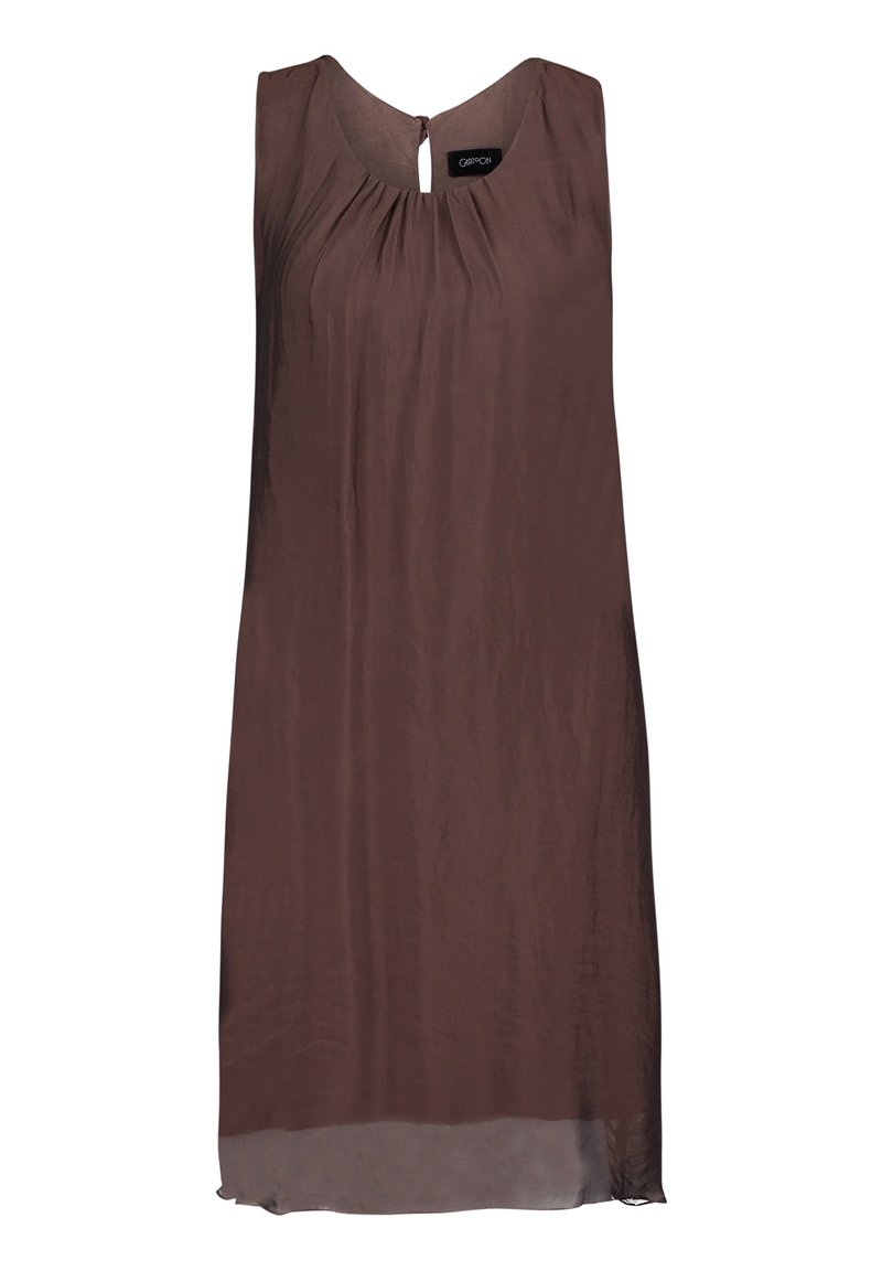 Ärmlös brun klänning med nyckelhål bak, tillverkad av lätt tyg, med mjuka veck och en något genomskinlig nederkant.