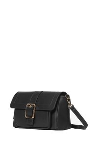 Borsa a tracolla in pelle nera con chiusura a patta, fibbia accentata da catena dorata, cuciture bianche e tracolla regolabile.