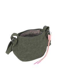Borsa in suede verde a forma rotonda, con manico a nodo e lacci rosa. L'interno presenta una fodera a pois rosa e grigia. Chiusura a zip.