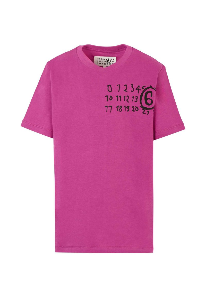 T-shirt en coton rose à manches courtes. Présente un graphisme noir de chiffres avec le numéro "6" imprimé sur le côté gauche à l'avant.