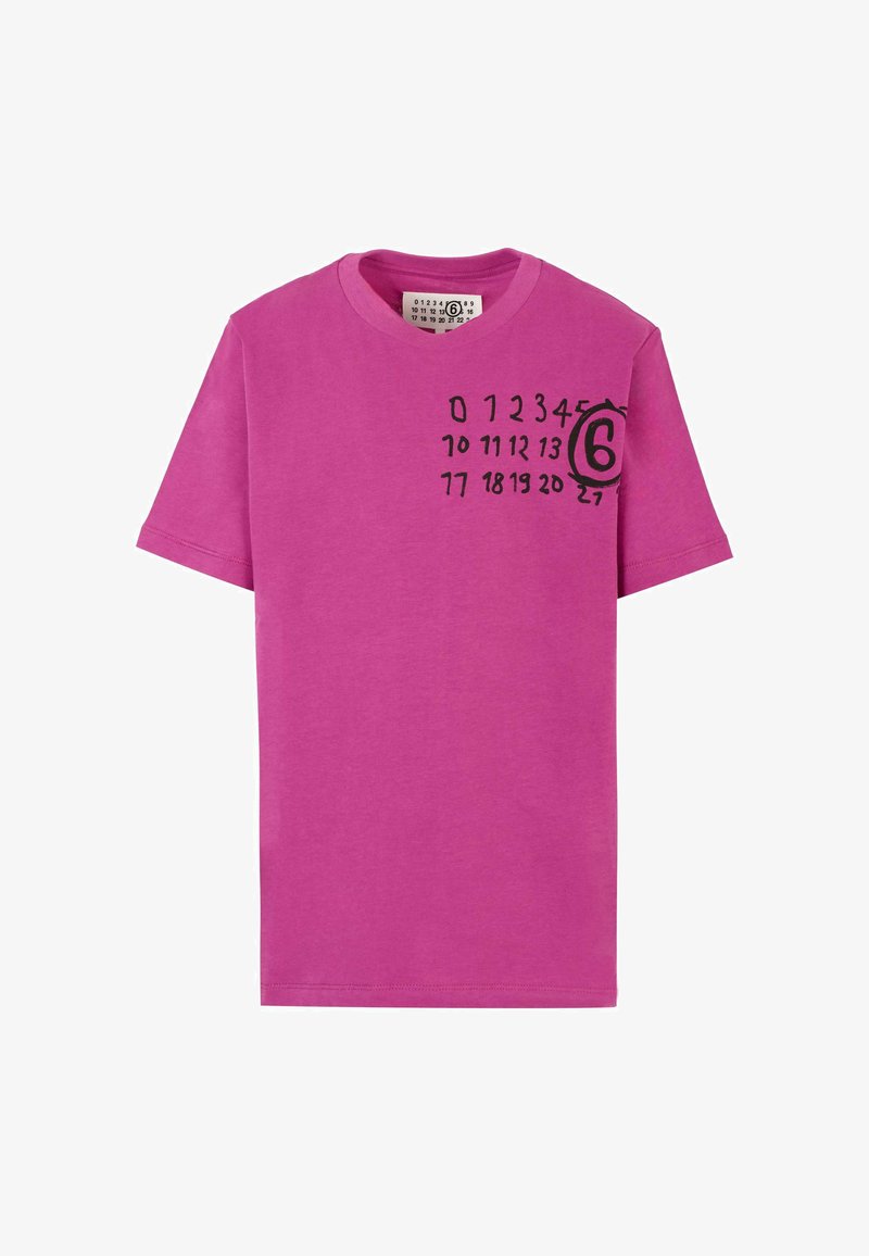 T-shirt en coton rose à manches courtes. Présente un graphisme noir de chiffres avec le numéro "6" imprimé sur le côté gauche à l'avant.