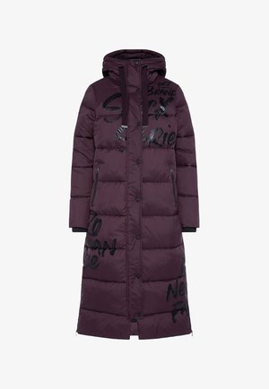 Langer Puffer-Mantel in Dunkellila, mit schwarzem grafischem Text, Kapuze, seitlichen Taschen und einem Reißverschlussöffnung an der Unterseite.