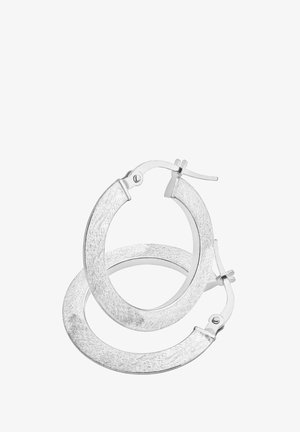 Srebrne kolczyki-kółka o szczotkowanej fakturze, wyposażone w zapięcie na zatrzask i okrągły kształt. Powierzchnia ma delikatny połysk.