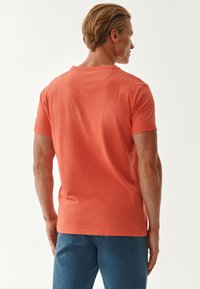 TATUUM LUCK - T-Shirt basic - bright red