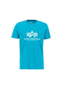 Tyrkysové bavlnené tričko s okrúhlym výstrihom a krátkymi rukávmi, s bielym logom "Alpha Industries" a dizajnom so tromi horizontálnymi pruhmi.