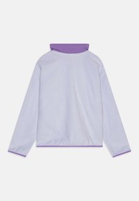 Pullover di un leggero viola con una finitura in pile testurizzato, dotato di cappuccio e polsini viola. L'orlo è anche decorato con dettagli viola.
