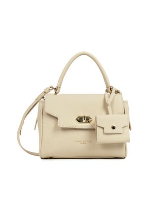 Sac à main en cuir beige texturé avec poignée supérieure, bandoulière amovible, rabat avant avec fermoir doré et petite pochette attachée.