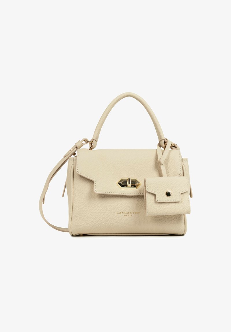 Sac à main en cuir beige texturé avec poignée supérieure, bandoulière amovible, rabat avant avec fermoir doré et petite pochette attachée.