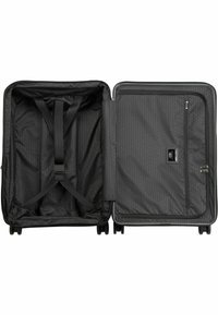 Maleta negra de forma rectangular, interior forrado con una tela texturada, incluye correas cruzadas para asegurar el contenido y un bolsillo con cremallera.
