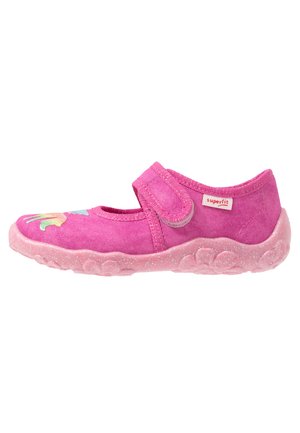 Chaussure Mary Jane rose avec une sangle velcro, fabriquée en tissu doux. Présente des broderies colorées sur le bout et une semelle en caoutchouc texturée et scintillante.