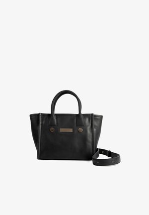 Zwarte leren handtas met twee bovenhandvaten, een afneembare schouderriem en metalen accenten. Bevat een getextureerd paneel met hexagonale studs.