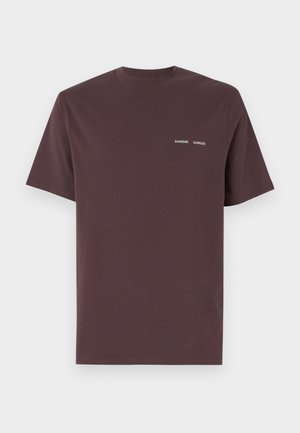 T-shirt in cotone bordeaux con maniche corte e colletto girocollo, con il nome del marchio "Samsoe Samsoe" stampato in bianco sul petto.