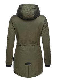 Giacca isolante verde oliva con cappuccio, vita cintrata e dettagli neri. Presenta una texture liscia e polsini elastici.