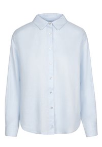 Chemise boutonnée bleu clair en tissu doux et texturé, avec un col classique et des manches longues. Présente des boutons blancs sur le devant.