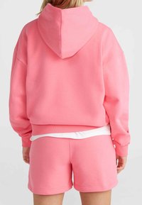 Rosa Kapuzenpullover mit Kordelzug und gerippten Ärmeln, kombiniert mit passenden rosa Shorts. Hergestellt aus weichem Stoff mit einer lockeren Passform.