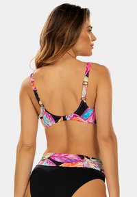 Zestaw bikini z żywym kwiatowym wzorem w różowym, niebieskim i zielonym na czarnym tle; regulowane ramiączka i pas w tym samym kolorze.