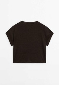 T-shirt corta a maniche corte di colore marrone scuro, realizzata in tessuto morbido. Taglio dritto con scollatura a girocollo e una superficie liscia.