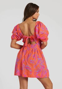 South Beach TWIST FRONT PUFF SLEEVE  - Vestido informal - red