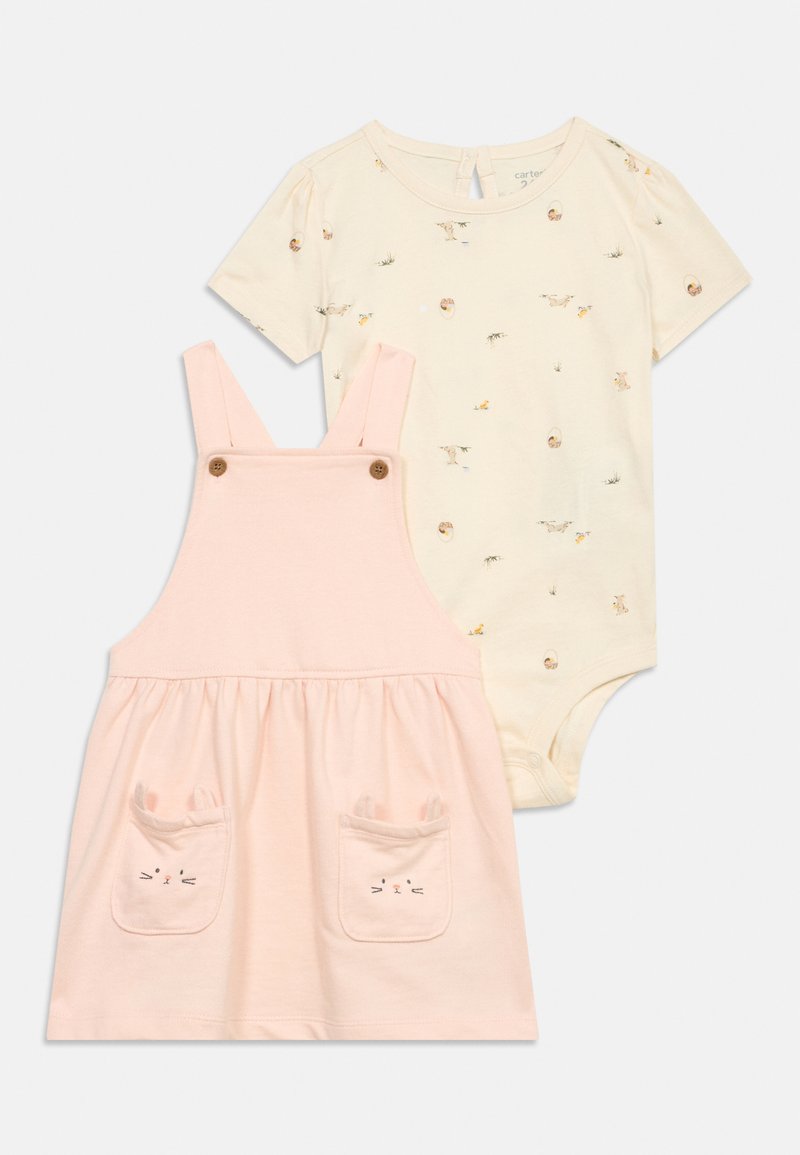 Body bébé crème à manches courtes avec petits motifs d'animaux et robe salopette rose pâle avec poches en forme de visage de lapin et bretelles à boutons.