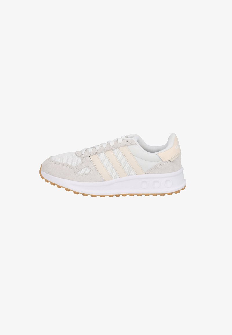 Baskets blanches avec des accents en suède beige, tissu en maille, trois rayures sur les côtés et une semelle en caoutchouc texturée avec de petits détails circulaires.