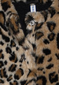 Abrigo de piel sintética con estampado de leopardo con manchas negras y marrones, y un botón a presión plateado visible cerca del cuello.