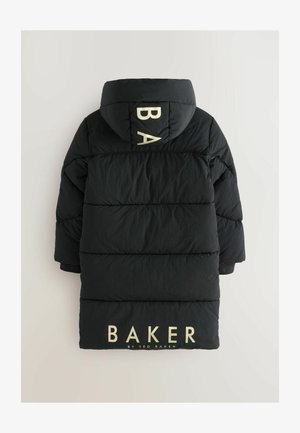 Fekete puffkabát kapucnival, a hátán és az ujján feltűnő "BAKER" márkázással. Tűzött dizájn és puha, texturált anyag.