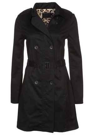Czarny dwurzędowy płaszcz trencz z paskiem, zapinanymi na guziki naramiennikami i podszewką w panterkę, o długości do połowy uda i długich rękawach.
