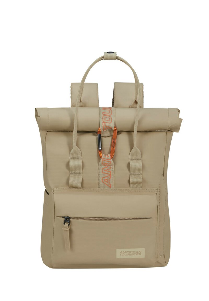 Beige Roll-Top-Rucksack mit zwei Schultergurten, vorderer Reißverschlusstasche, orangefarbenen Akzenten und einem stabilen Griff an der Oberseite. Strapazierfähiges Material.