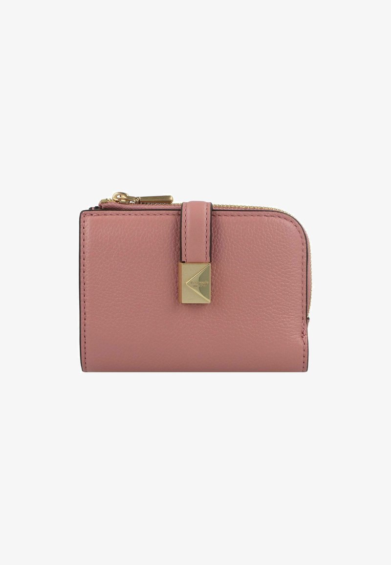 Billetera de cuero rosa con una superficie texturizada, forma rectangular, herrajes dorados y cierre de cremallera, con un acento de pestaña en la parte frontal.