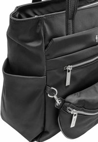 Czarna torba na ramię wykonana z duralnej tkaniny, charakteryzująca się gładką teksturą, wieloma kieszeniami, srebrnymi elementami metalowymi oraz centralną komorą na zamek błyskawiczny.