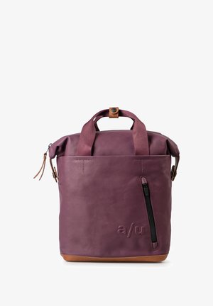 Lila wasserdichter Beutel mit glatter Textur, ausgestattet mit einer Front-Reißverschluss-Tasche, zwei Griffen und einem braunen Lederakzent am Boden.