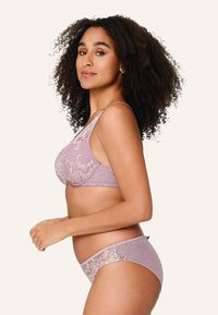 Lila beha en bijpassende slip met kanten rand, voorzien van bloemmotieven, doorschijnende stof, zachte bandjes en een comfortabele pasvorm.