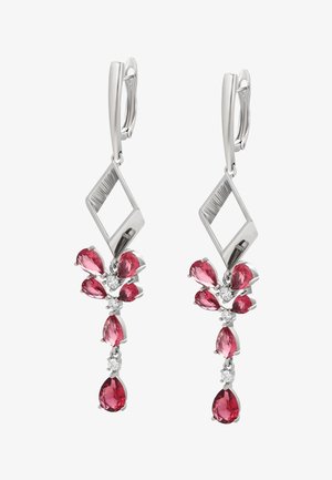 Sølvøreringe med et geometrisk design og en diamantformet accent, udsmykket med flere lyserøde ædelsteine og klare sten.