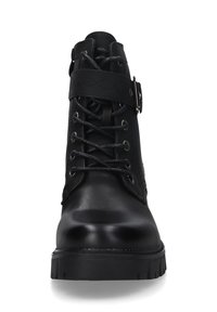 Schwarze Leder-Stiefeletten mit runder Spitze, Schnürung vorne und seitlichem Riemen mit Schnallen-Detail. Strukturierte Oberfläche und robuste Sohle.