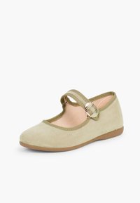 Grüne Wildleder-Ballerinas mit runder Zehenform, einem Riemen über dem Spann und einer dekorativen metallischen Schnalle. Flache Gummisohle.