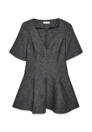Grå peplumkjole med korte ærmer, V-hals og struktureret stof. Har en tætsiddende overdel, der flared ud ved sømmen.