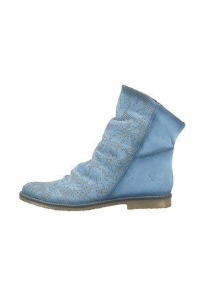 Lichtblauwe enkellaars met zachte, geplooide bovenkant, geperforeerd bloemmotief, platte bruine zool en vlindermotief op de hielzijde.