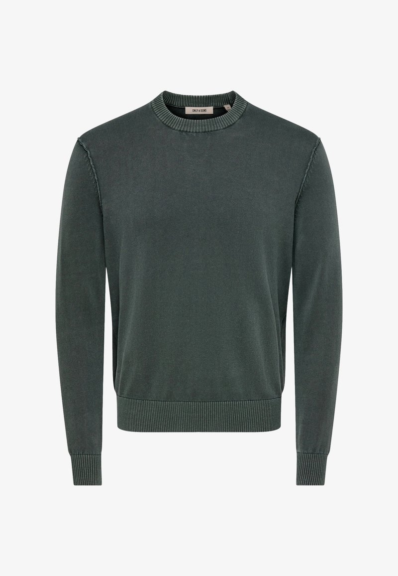 Pull à col rond vert foncé avec manches longues, poignets et ourlet côtelés, et détails de coutures non finies sur les épaules.
