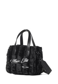 Borsa nera in pelliccia sintetica con corpo testurizzato, manici in pelle nera e tracolla removibile. Presenta le scritte "Maru Ellis" e "New York" ricamate in bianco.