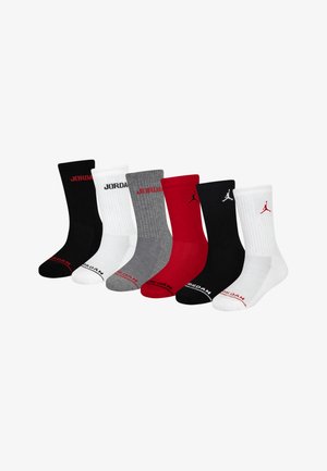 Conjunto de seis meias atléticas em preto, branco, cinza e vermelho. Apresenta textura ribeteada com detalhes de logo e letras em cores contrastantes.