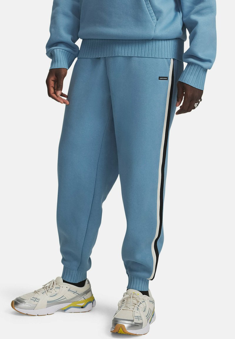 Lichtblauwe sweatpants gemaakt van zachte stof, met een zijstreepdesign in wit en zwart, en ribgebreide manchetten voor een aansluitende pasvorm.