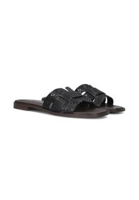Zwarte slidesandalen met uitsnijdingen in bloemmotieven en brede banden, met een bruine zool en een minimalistisch ontwerp. Platte, open tenen stijl.