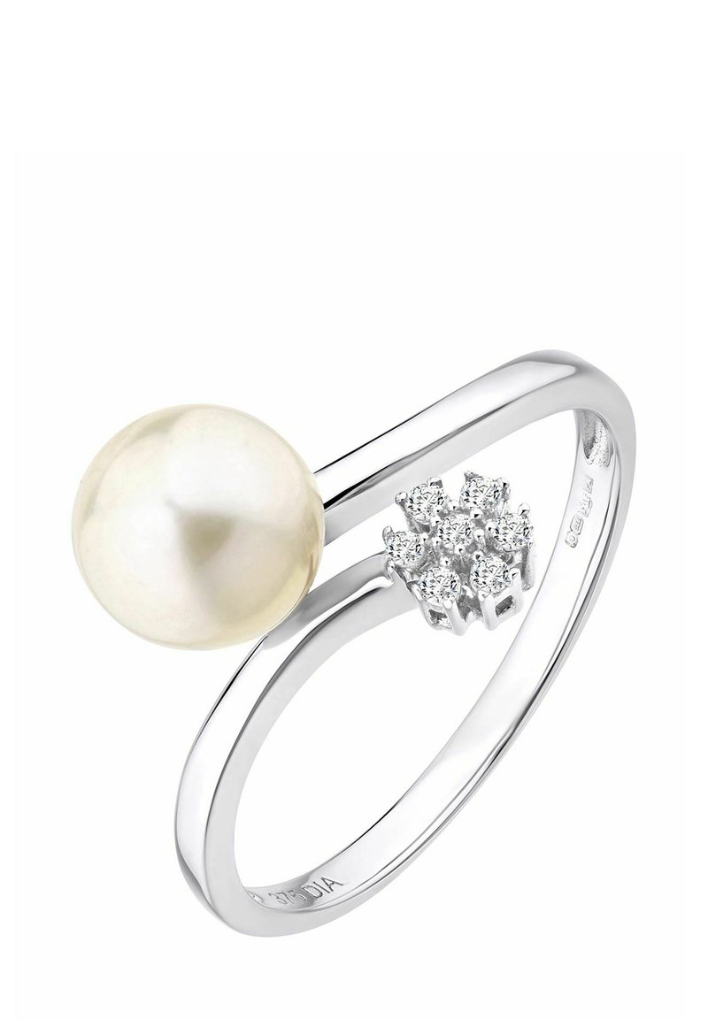 Hopeinen sormus, jossa on suuri, kellertävänvalkoinen helmi toisella puolella ja pieniä, hohtavia timantteja toisella puolella. Sileä, moderni muotoilu.