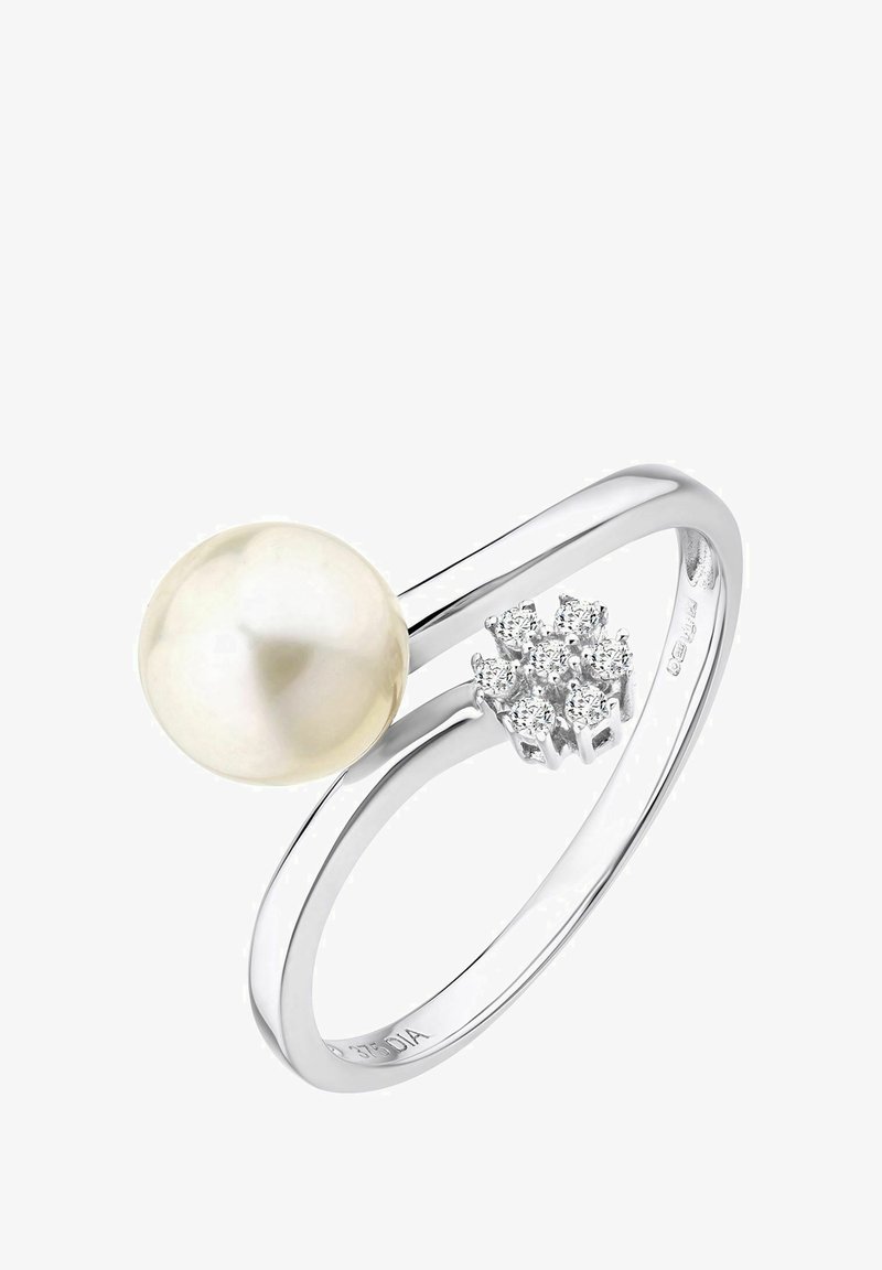 Hopeinen sormus, jossa on suuri, kellertävänvalkoinen helmi toisella puolella ja pieniä, hohtavia timantteja toisella puolella. Sileä, moderni muotoilu.