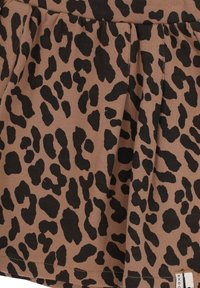 Bruine stof met een zwart luipaardpatroon, voorzien van geraffineerde plooien en een label aan de zoom. Soepele textuur en duurzaam materiaal.