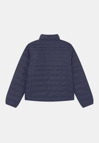 Chaqueta acolchada de puffer en azul marino con mangas largas y cuello alto, vista desde la espalda.