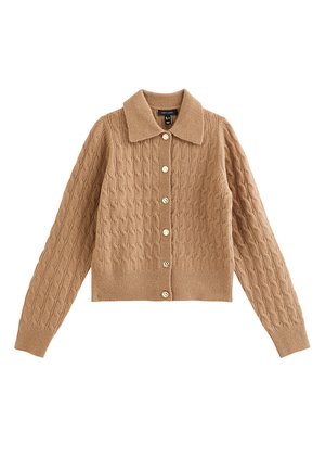 Tan gebreid vest met een kabelpatroon, verlengde kraag en zes ronde knopen aan de voorkant. Geribbelde manchetten en zoomdetail.