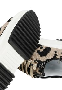 LOLA CASADEMUNT Zapatillas - black