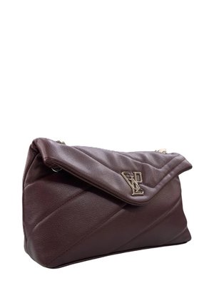 Borsa a mano in pelle marrone scuro con patta superiore piegata, tracolla a catena metallica e logo LV intrecciato argento sul davanti.